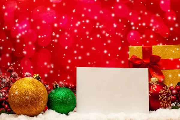 クリスマス ボール ノートおよび赤い背景があるの贈り物 — ストック写真