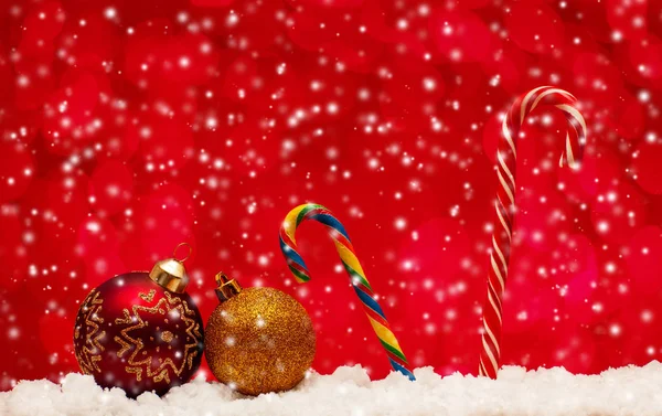 キャラメルお菓子や雪の中でクリスマス ボール — ストック写真