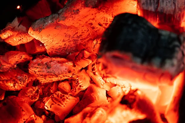 美しい燃える木材の燃える残り火をクローズ アップ — ストック写真