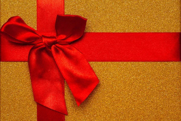 Красивая Золотая Упаковка Завязанная Красной Лентой Подарком — стоковое фото