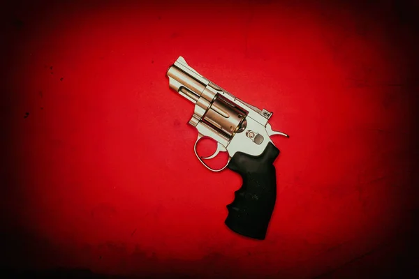 Revolver Terletak Meja Merah — Stok Foto