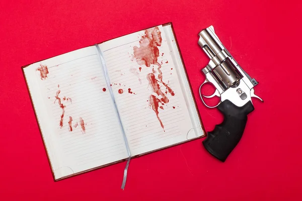 Revolver Carnet Ouvert Dans Sang Sur Rouge — Photo