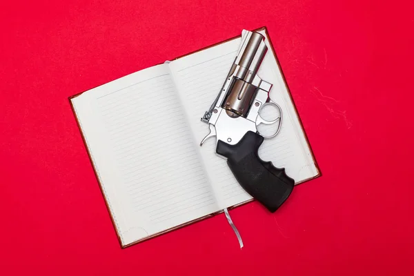 Revolver Een Notitieblok Openen Rood — Stockfoto