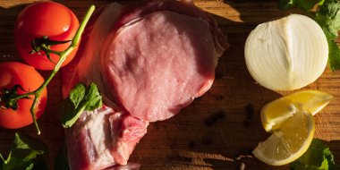 Çiğ et ve kesme tahtası üzerinde yemek pişirmek için malzemeler