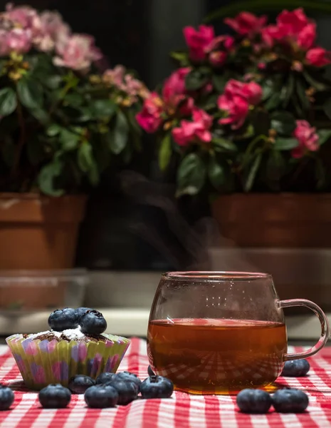 Herbata i Muffin na stole — Zdjęcie stockowe