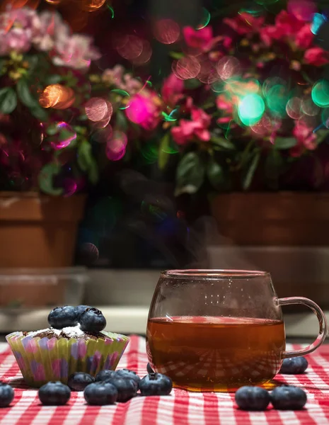 Tea and muffin on the table — Stock Photo, Image