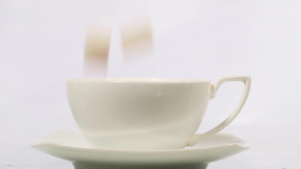Белая чашка чая и сахара — стоковое видео