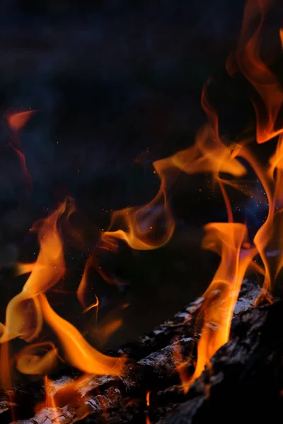 Registro queimando em um fundo preto — Fotografia de Stock