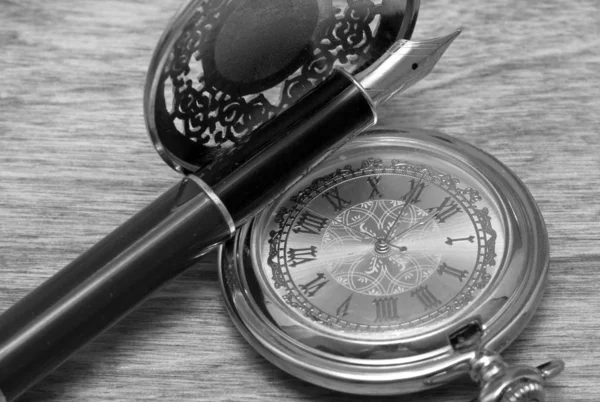 Pen en zakhorloge — Stockfoto