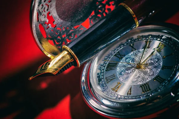 Reloj de bolsillo y pluma estilográfica — Foto de Stock