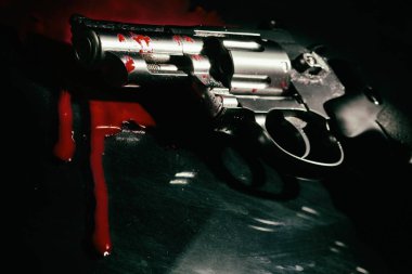 Revolver ve kan siyah