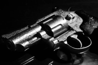 Revolver ve kan siyah