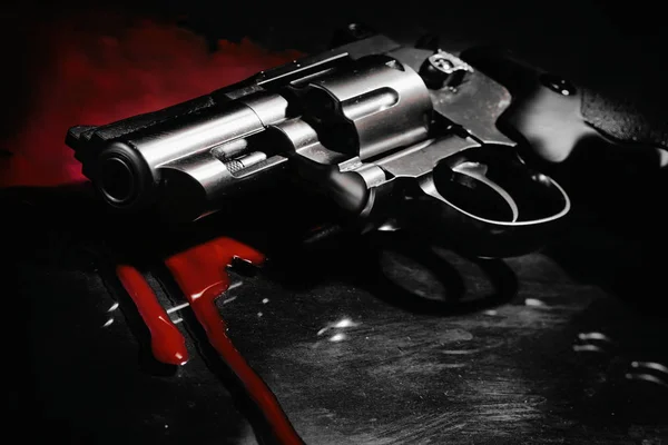 Revolver ve kan siyah