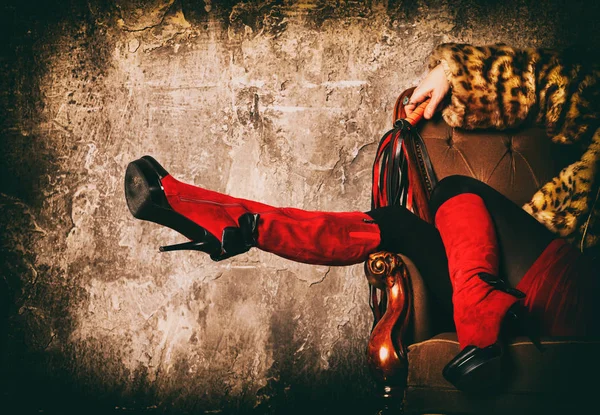 Röda stövlar på kvinnliga ben — Stockfoto