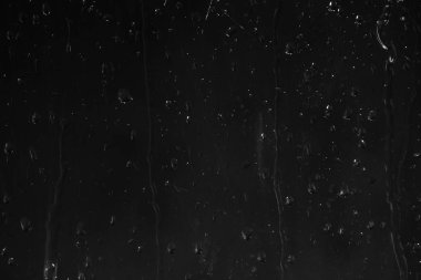 Bardağa su damlatıyor.