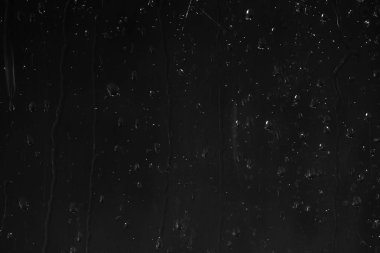 Bardağa su damlatıyor.