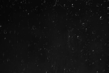 Bardağa su damlatıyor.