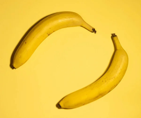 Ώριμες μπανάνες σε κίτρινο φόντο — Φωτογραφία Αρχείου