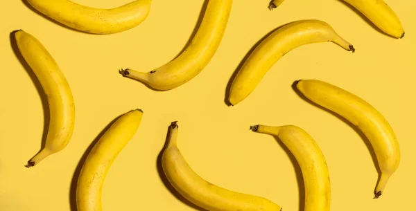 Mogna bananer på gul bakgrund — Stockfoto