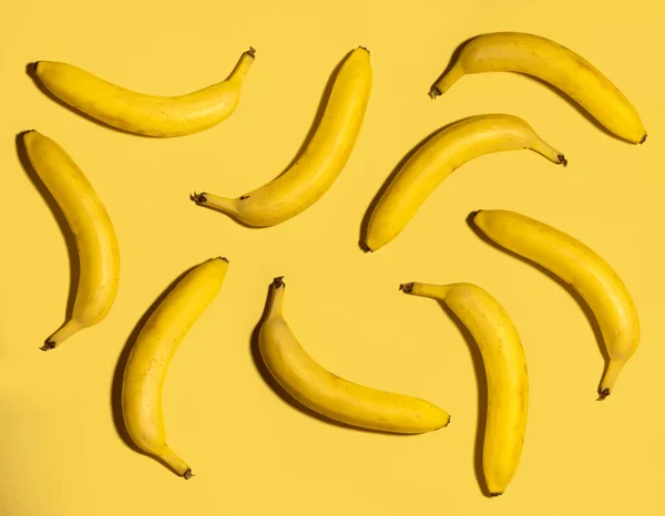 Dojrzałe banany na żółtym tle — Zdjęcie stockowe