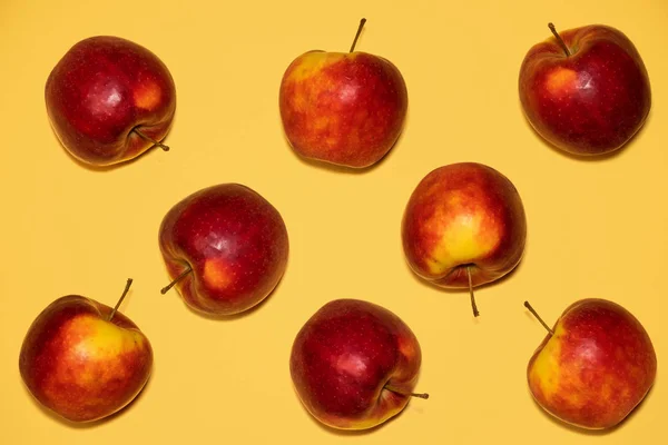 Κόκκινα μήλα σε κίτρινο φόντο — Φωτογραφία Αρχείου