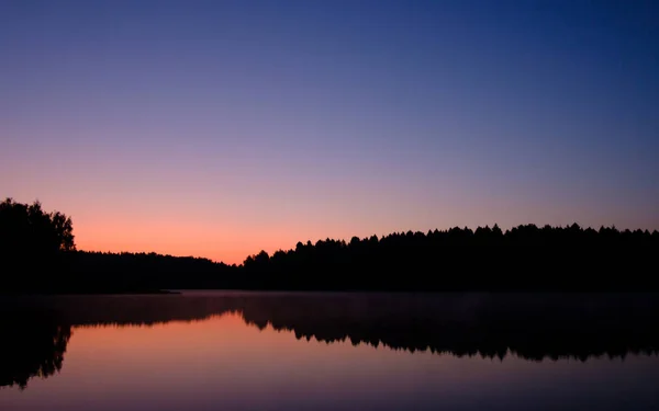 Sonnenaufgang über dem See im Wald — Stockfoto