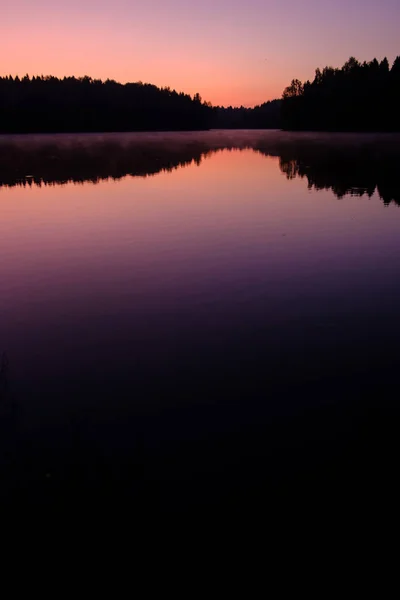 Sonnenaufgang über dem See im Wald — Stockfoto