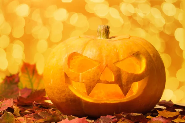 Zucca di Halloween intagliato con bokeh — Foto Stock