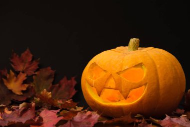 siyah üzerine oyulmuş cadılar bayramı balkabağı