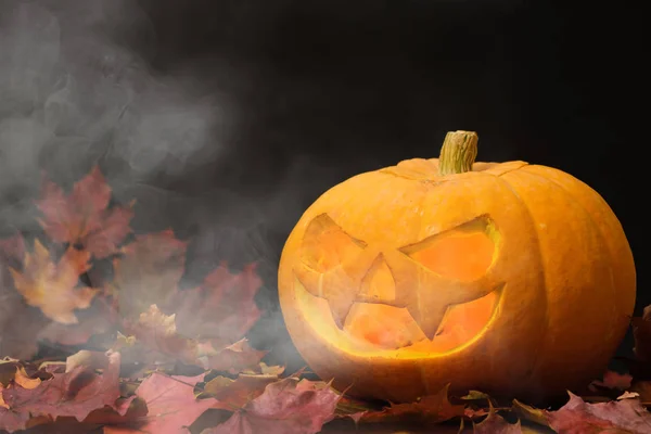 Zucca di Halloween intagliato su un nero — Foto Stock