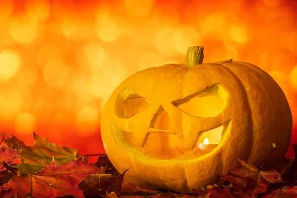 Calabaza de halloween tallada con bokeh — Foto de Stock