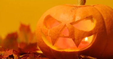 sarı bir üzerinde oyulmuş halloween kabak 