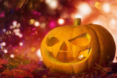 bir portakal üzerine oyma halloween kabak