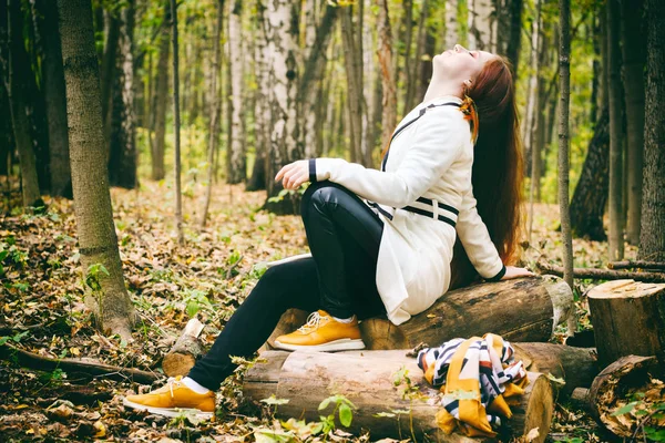 Mujer con el pelo largo y maquillaje brillante en el parque de otoño — Foto de Stock