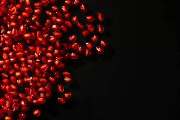 Many juicy ripe red pomegranate seeds — Stock Photo, Image