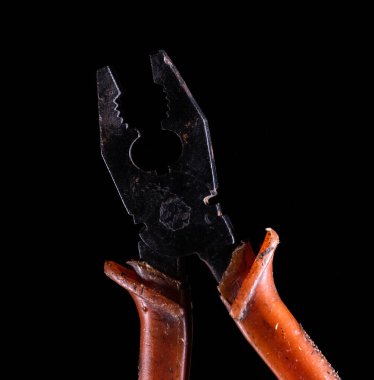 Eski paslı kerpeten siyah bir sırtüstü