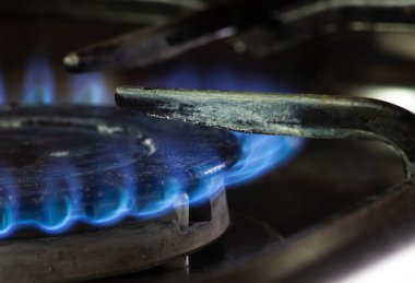 Gaz ocağında mavi gaz alevi.