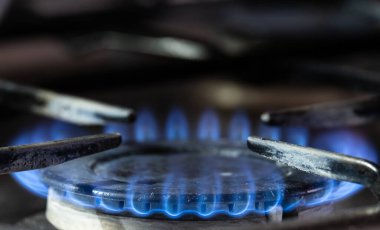 Gaz ocağındaki mavi gaz alevi.