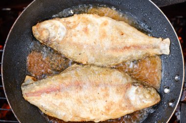 Güzel taze balık tavada kızarır.