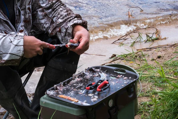 Fischer Säubert Frisch Gefangenen Fisch See — Stockfoto