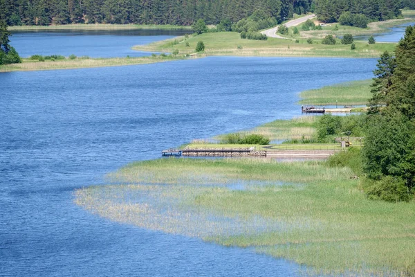 Bela Água Lago Azul Cais Entre Grama Verde — Fotografia de Stock