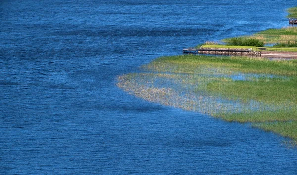 Vacker Blå Sjö Vatten Och Brygga Bland Grönt Gräs — Stockfoto