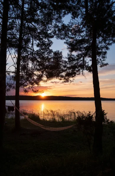 Hängematte Ufer Eines Schönen Sees Und Der Sonnenuntergang Himmel Unter — Stockfoto