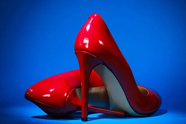 Beau Cuir Verni Brillant Stilettos Femme Rouge Sur Fond Bleu — Photo