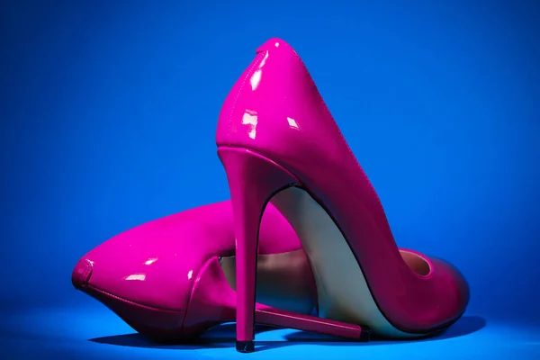 Красиві Патентні Шкіряні Блискучі Жіночі Рожеві Пастето Синьому Фоні — стокове фото