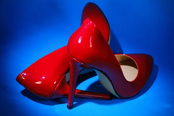 Krásný Patent Kůže Lesklé Ženské Červené Podpatky Modrém Pozadí — Stock fotografie