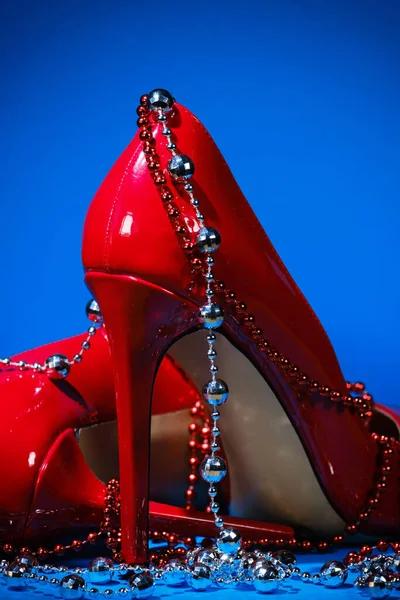 Beau Cuir Verni Brillant Femelle Rouge Stilettos Perles Sur Fond — Photo