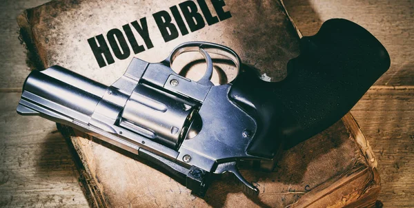 Chromový Revolver Staré Bibli Dřevěném Stole — Stock fotografie