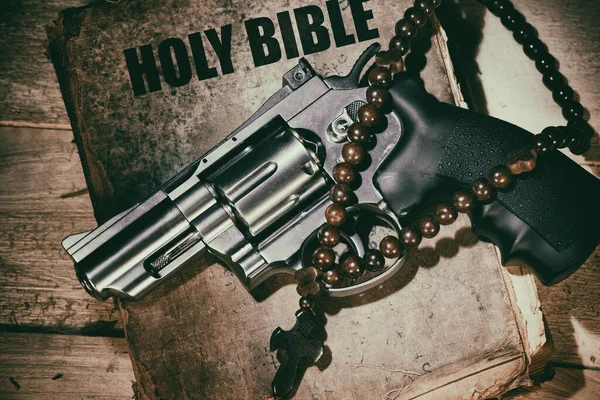 Revolver Chromé Croix Sur Une Vieille Bible Sur Une Table — Photo