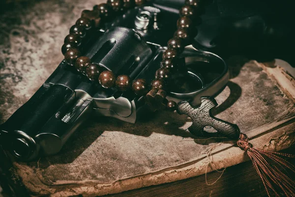 Chroom Revolver Kruis Een Oud Boek Een Houten Tafel — Stockfoto